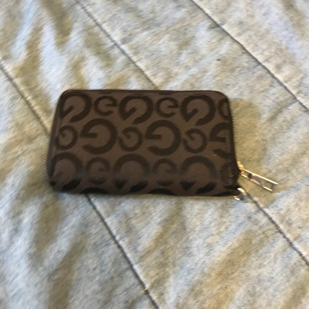 GUESS Wallet - Picture 2 of 4